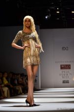 Model walk the ramp for Kavita Bhartia Show at Wills Lifestyle India Fashion Week 2012 day 2 on 7th Oct 2012 (24).JPG